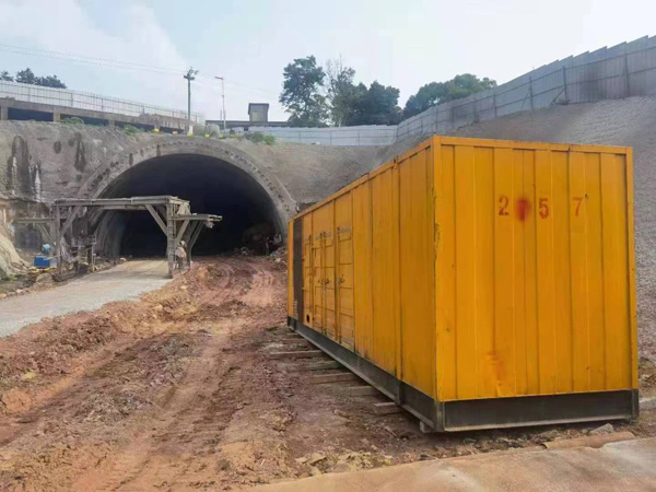 石峰发电机出租自启装置的工作原理是什么？